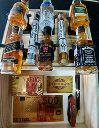 6 вида марков алкохол уиски, водка, златна банкнота и златни карти