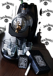 Кмплект Джак Даниелс:  Стъклена бъчва.  6 чаши  Табакера - калъф за цигари  запалка Джак Даниелс.