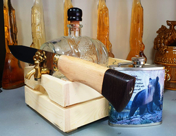 Луксозен стъклен сет за ракия или други видове алкохол с ловен нож