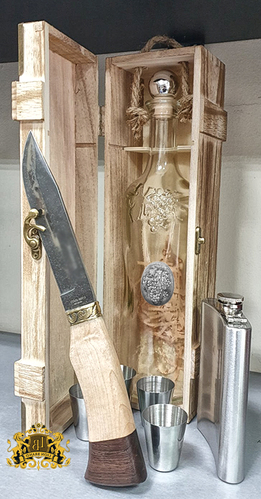 Сервиз за ракия с метални чаши, манерка и нож за мезета в дървена кутия