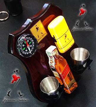 Подаръчен комплект от уиски Johnie Walker, компас, запалка и 2 метални чаши