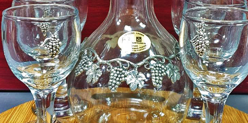Луксозни стъклени чаши и шише за ракия със сребърни гроздове