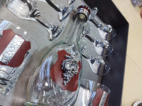 Гарафа и чаши на столче за алкохол със сребърни гроздове 