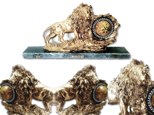 Позлатен лъв "ВЛАСТ И СВЯТ" с античен глобус